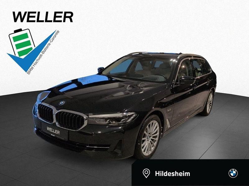 Saphirschwarz (schwarz) Gebraucht 2022 BMW 530e Comfort Edition Kombi | 34.444 € (Superpreis) - Bild 1/4
