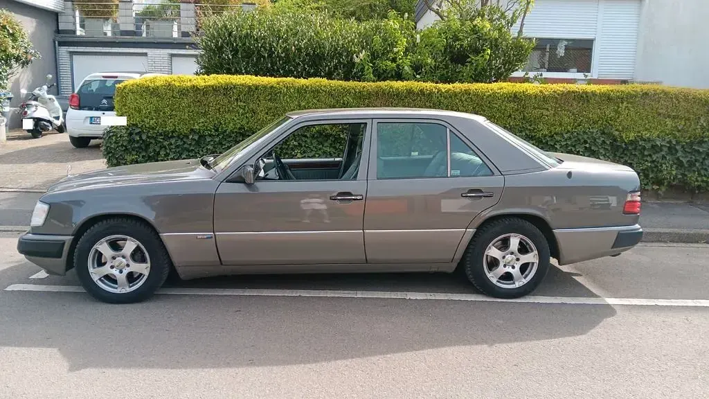 Brugt Mercedes E320 220 HK (161 kW) 1992 Grå Sedan