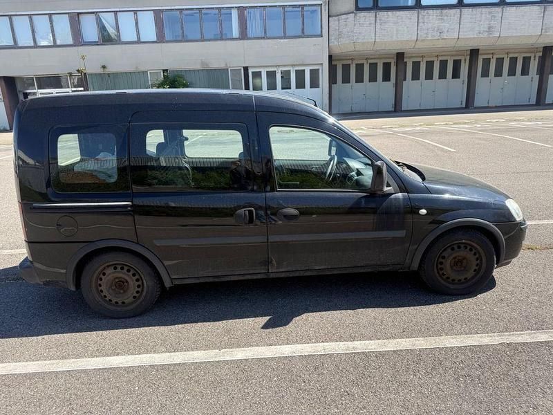 Usata Opel Combo Edition 94 CV (69 kW) 2006 Nero Monovolume