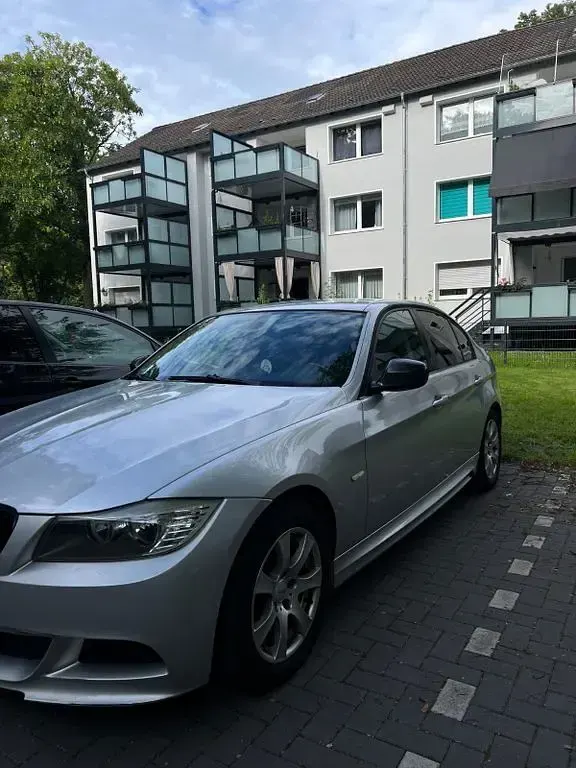 Gebraucht BMW 318 143 PS (105 kW) 2011 Silber Limousine