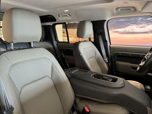 Gebraucht Land Rover Defender S 200 PS (147 kW) 2025 Pangea green SUV