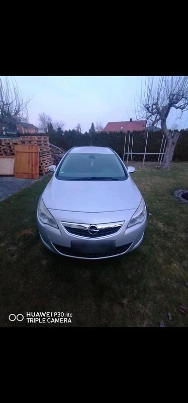 Gebraucht Opel Astra 110 PS (80 kW) 2011 Silber Kombi