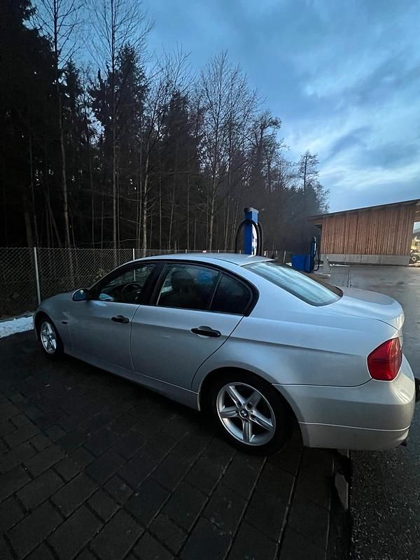 Gebraucht BMW 318 129 PS (94 kW) 2006 Silber Limousine