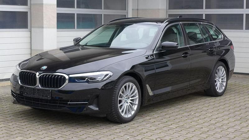 Schwarz Gebraucht 2023 BMW 520 Kombi | 32.490 € (Superpreis) - Bild 1/4