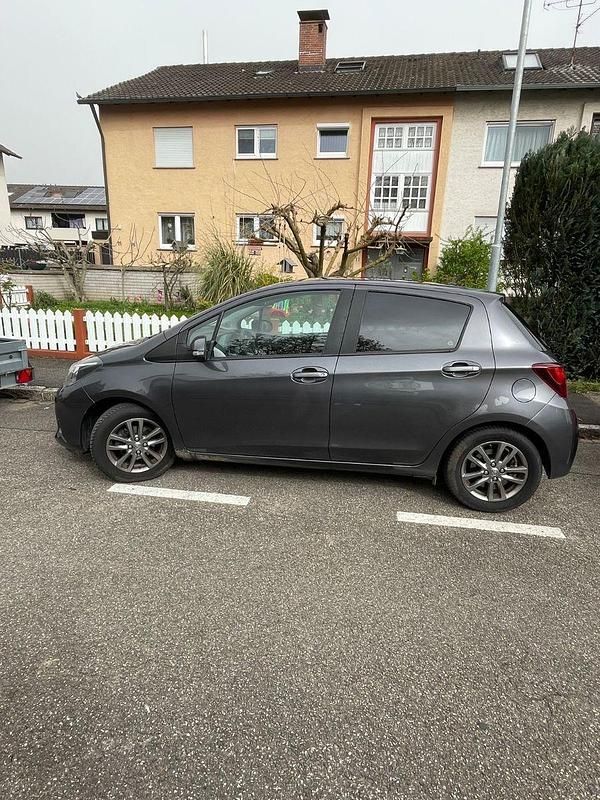 Grau Gebraucht 2017 Toyota Yaris Kleinwagen | 8.990 € (Fairer Preis) - Bild 1/4