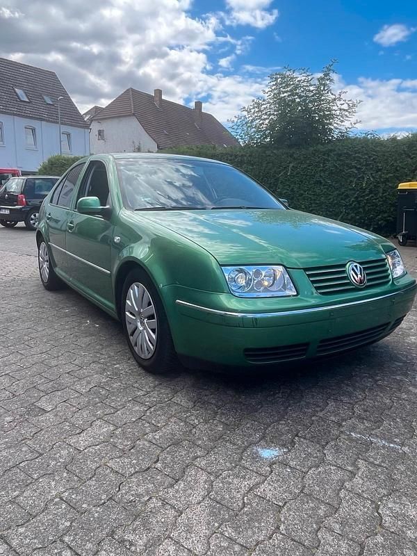 Grün Gebraucht 2003 VW Bora Limousine | 600 € (Superpreis) - Bild 1/4
