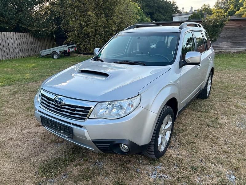 Silber Gebraucht 2010 Subaru Forester Premium SUV | 8.200 € (Fairer Preis) - Bild 1/4