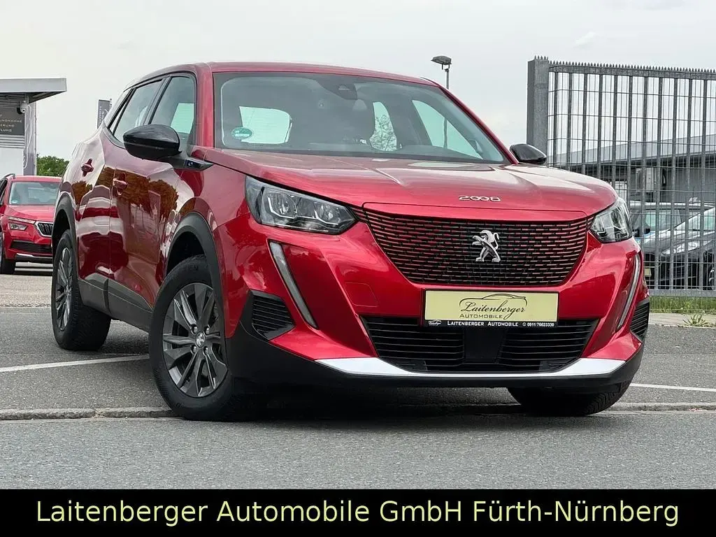 Gebraucht Peugeot e-2008 Active 100 kW (136 PS) 2022 Rot SUV