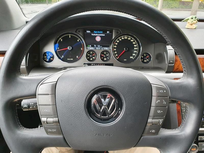 Gebraucht VW Phaeton 239 PS (175 kW) 2011 Schwarz Limousine