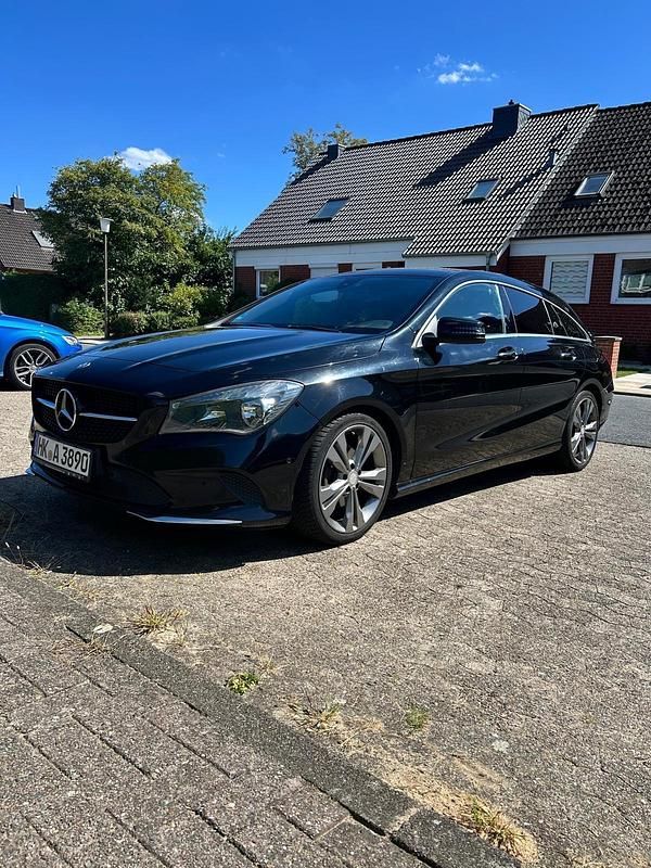Schwarz Gebraucht 2016 Mercedes 220 Limousine | 8.100 € - Bild 1/4