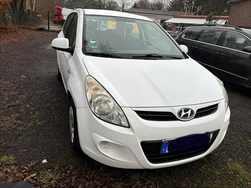 Gebraucht Hyundai i20 77 PS (56 kW) 2011 Weiß Kleinwagen
