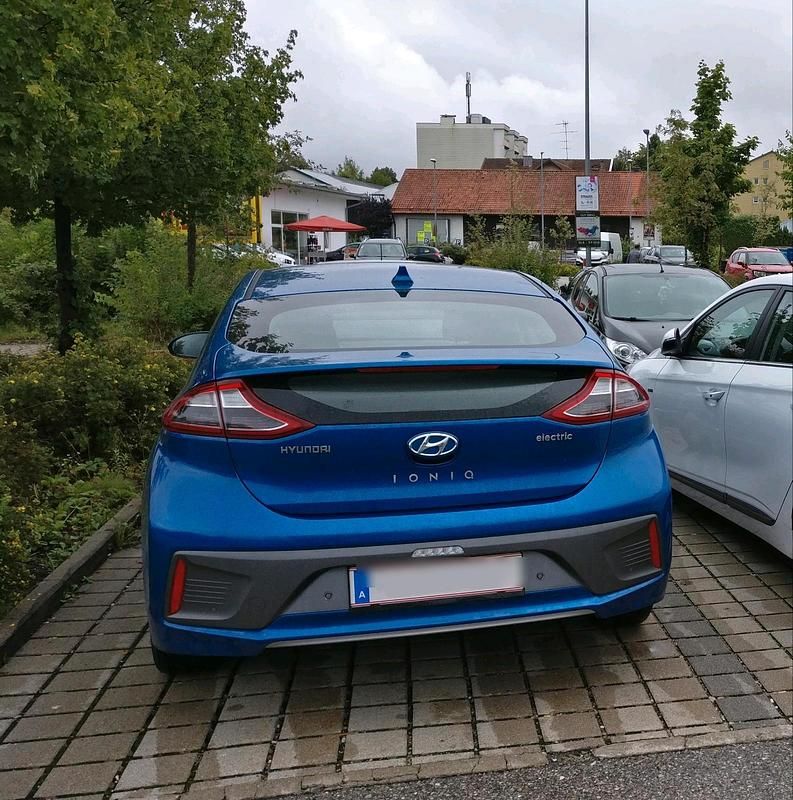 Gebraucht Hyundai Ioniq Premium 88 kW (120 PS) 2018 Blau Kleinwagen