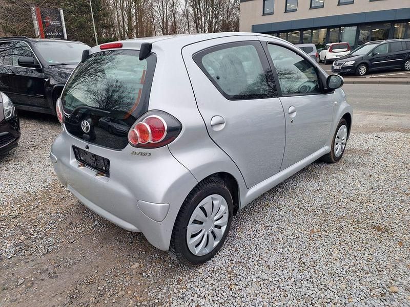 Gebraucht Toyota Aygo Cool 68 PS (50 kW) 2013 Silber Kleinwagen