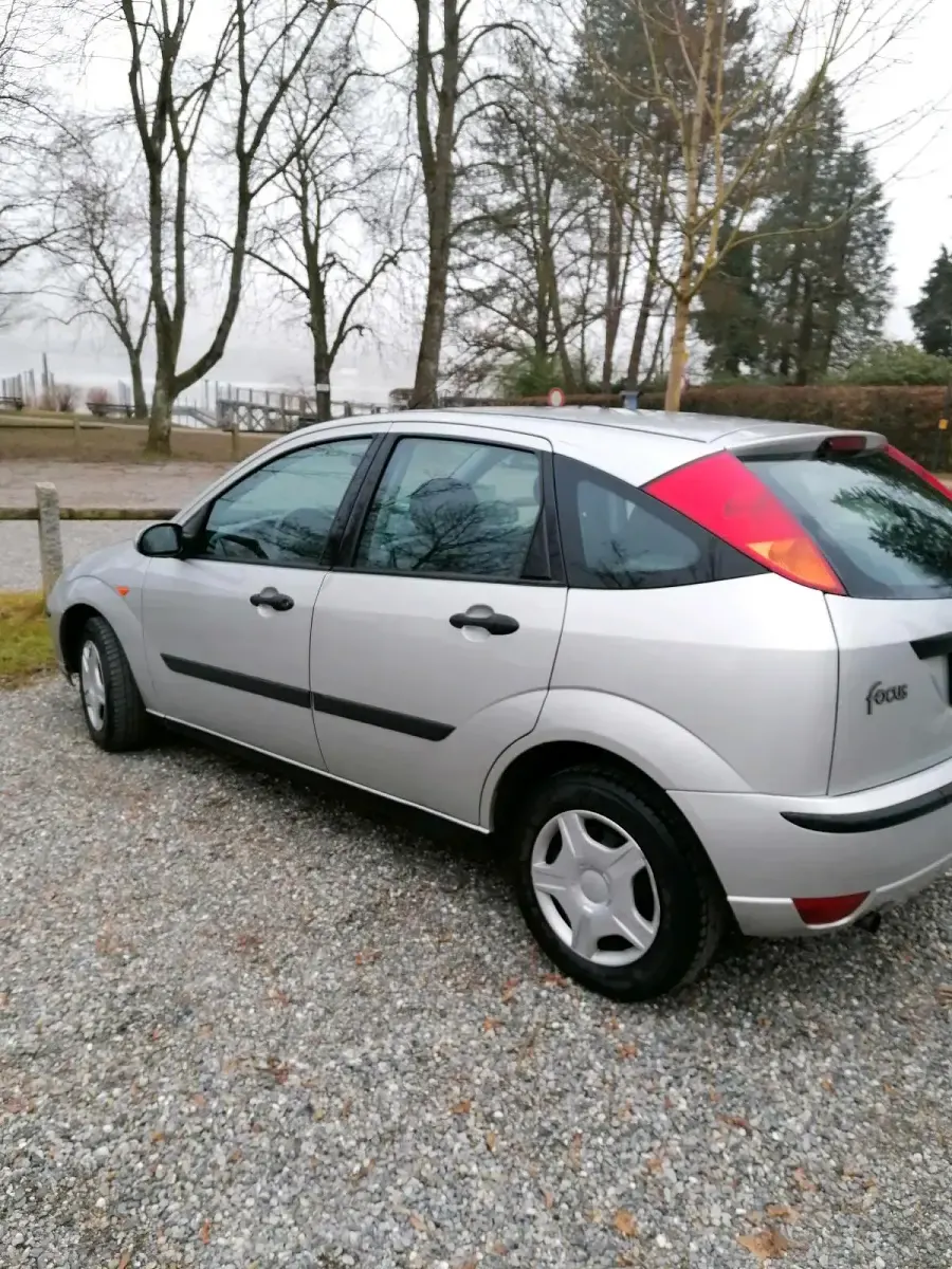 Używany Ford Focus 75 KM (55 kW) 2002 Srebrny Hatchback