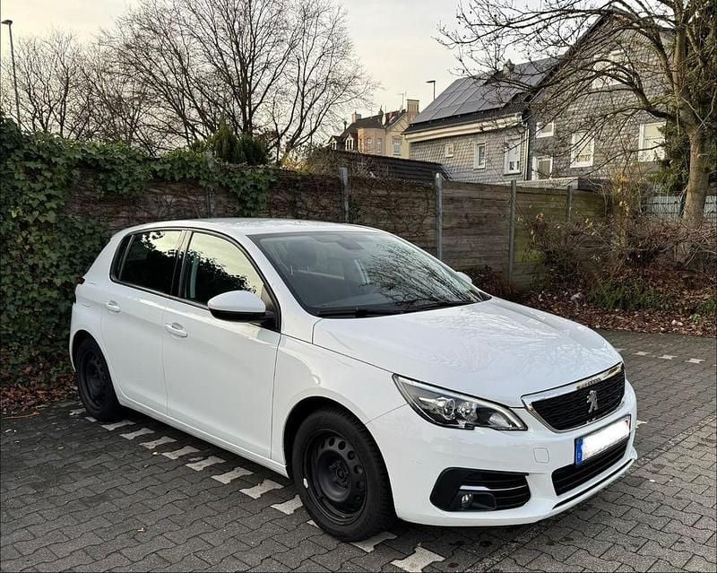 Weiß Gebraucht 2021 Peugeot 308 Active Limousine | 10.490 € (Superpreis) - Bild 1/4