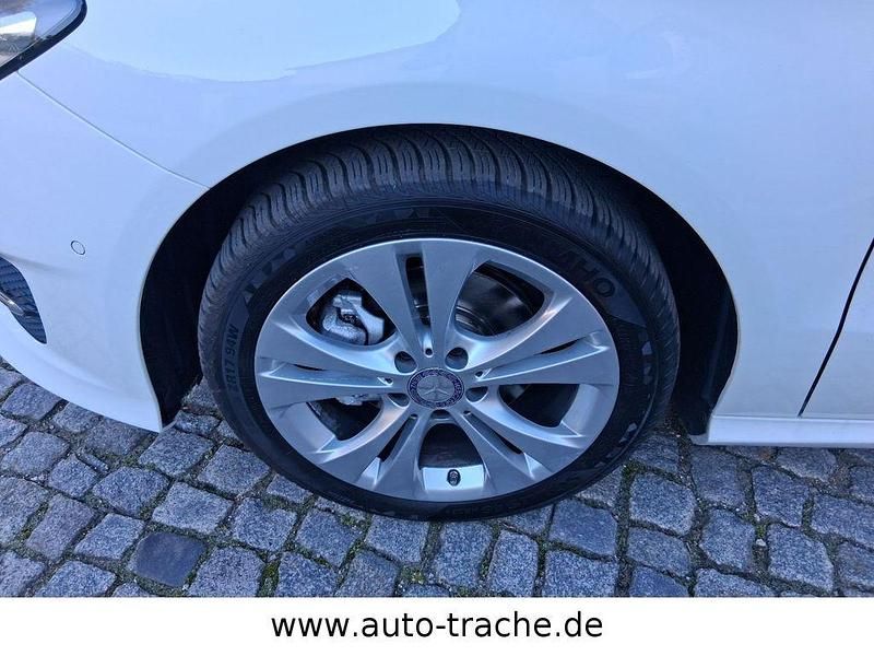 Gebraucht Mercedes B180 122 PS (89 kW) 2016 Calcitweiss/zirrusweiss Van / Kleinbus