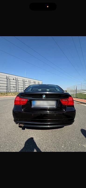 Gebraucht BMW 318 143 PS (105 kW) 2010 Schwarz Limousine