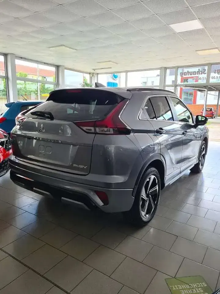 Gebraucht Mitsubishi Eclipse Cross Plus 188 PS (138 kW) 2023 Platinumgrau SUV