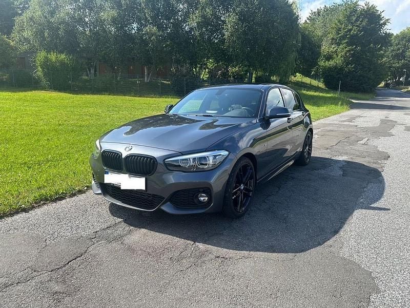 Grau Gebraucht 2018 BMW 118 M Sport Kleinwagen | 15.900 € (Fairer Preis) - Bild 1/4