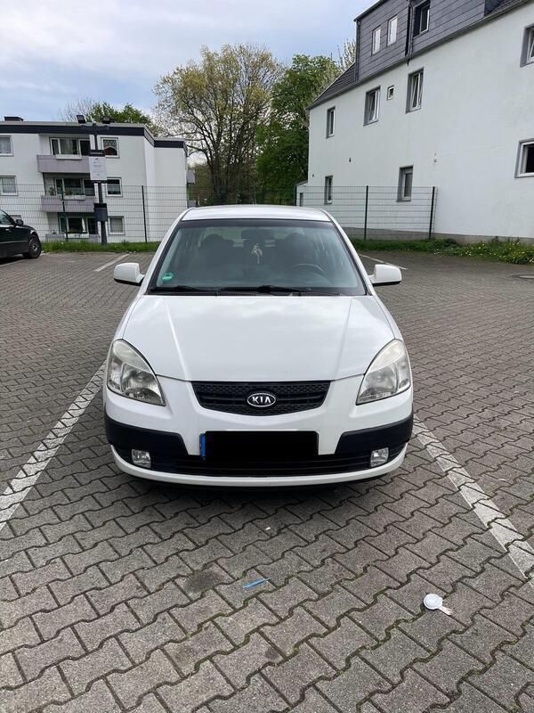 Weiß Gebraucht 2009 Kia Rio Limousine | 1.200 € (Guter Preis) - Bild 1/4