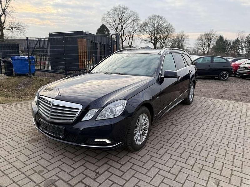 Blau Gebraucht 2010 Mercedes E350 Kombi | 8.590 € (Guter Preis) - Bild 1/4