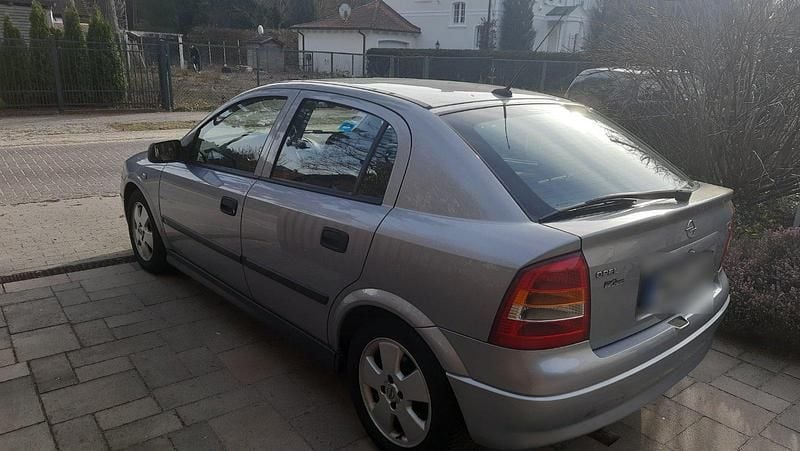 Gebraucht Opel Astra 101 PS (74 kW) 2002 Silber Limousine