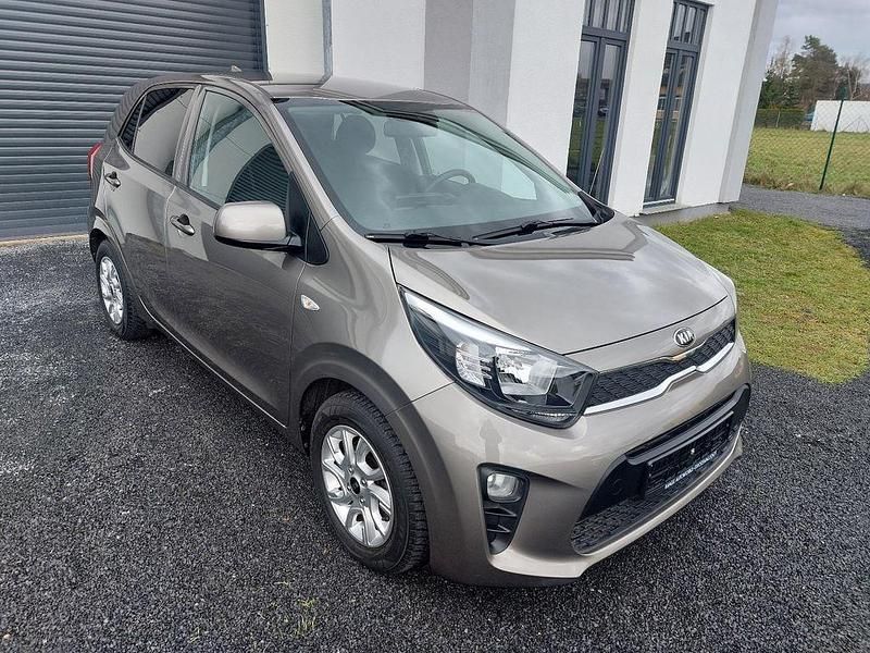 (im) titaniumsilber met. Gebraucht 2020 Kia Picanto DREAM-TEAM Edition Kleinwagen | 11.200 € (Fairer Preis) - Bild 1/4