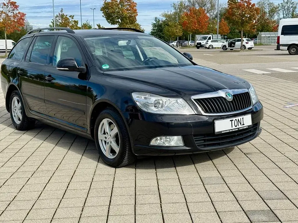 Gebraucht Skoda Octavia Ambition 105 PS (77 kW) 2012 Schwarz Kombi