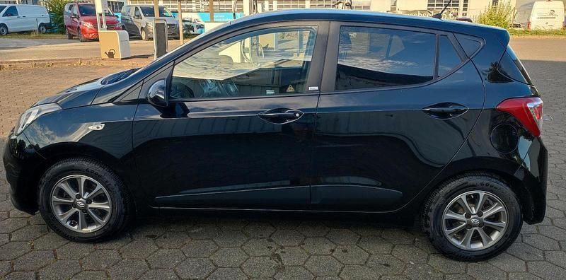 Schwarz Gebraucht 2016 Hyundai i10 Passion Kleinwagen | 5.490 € (Guter Preis) - Bild 1/4