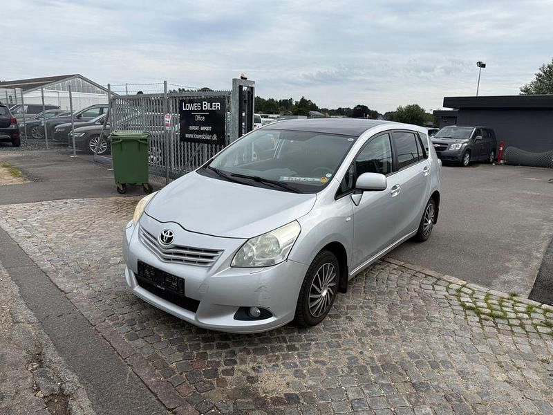 Silber Gebraucht 2011 Toyota Verso Life Van / Kleinbus | 3.800 € (Fairer Preis) - Bild 1/4