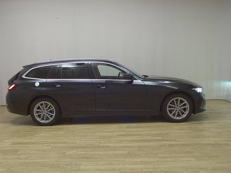 Schwarz Gebraucht 2023 BMW 318 Shadowline Kombi | 21.880 € (Superpreis) - Bild 1/4