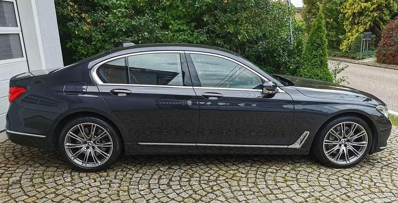 Schwarz Gebraucht 2016 BMW 750 Executive Limousine | 34.950 € (Fairer Preis) - Bild 1/4