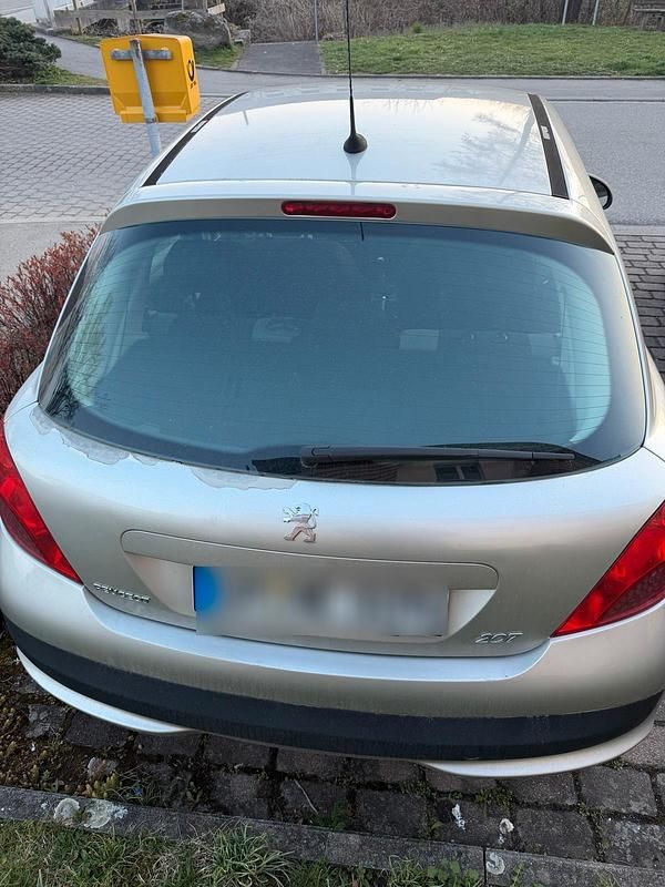 Gebraucht Peugeot 207 90 PS (66 kW) 2008 Silber Limousine
