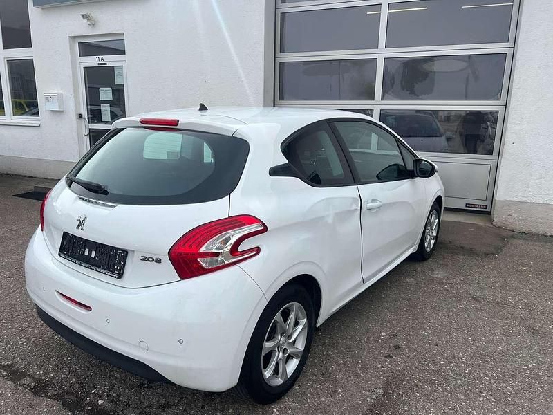 Gebraucht Peugeot 208 Active 82 PS (60 kW) 2014 Lack weiss banquise/deckende Kleinwagen