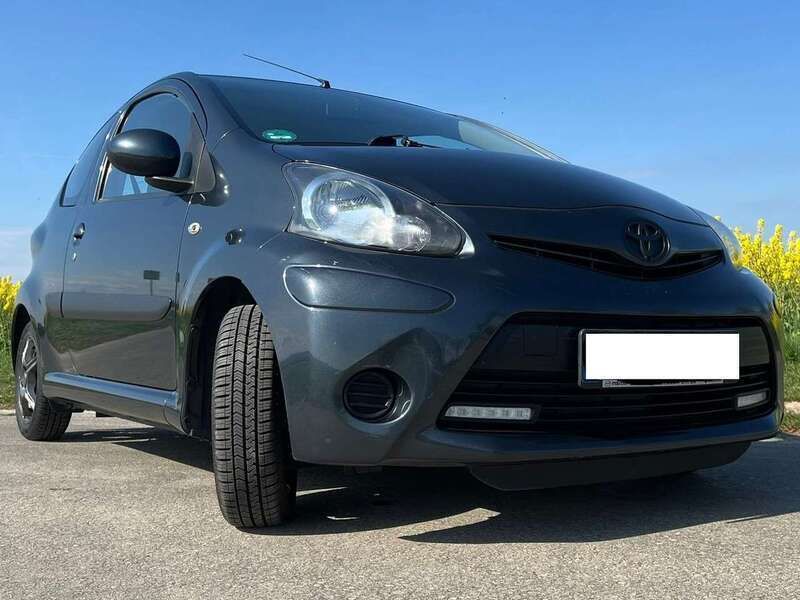 Grau Gebraucht 2013 Toyota Aygo Cool Kleinwagen | 6.000 € (Fairer Preis) - Bild 1/4