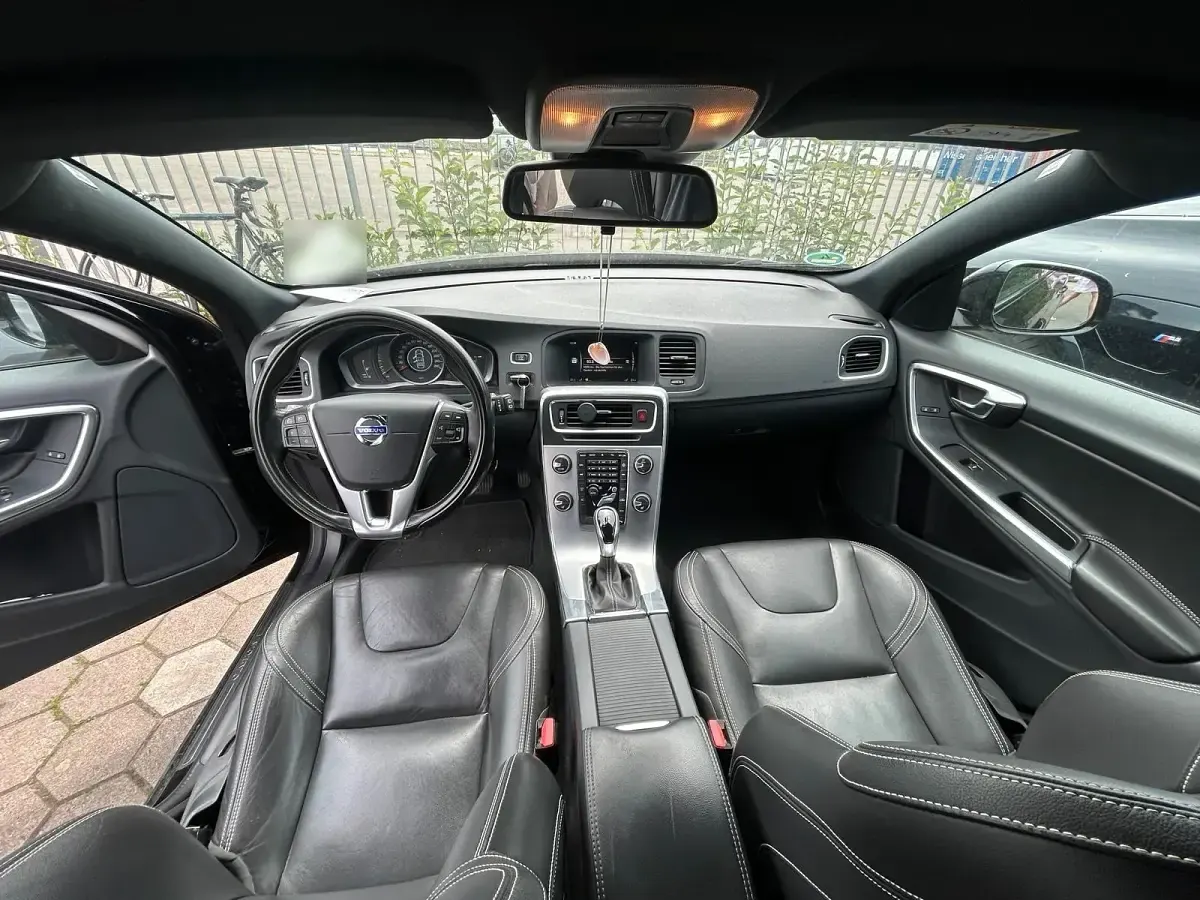 Gebraucht Volvo V60 150 PS (110 kW) 2018 Schwarz Kombi