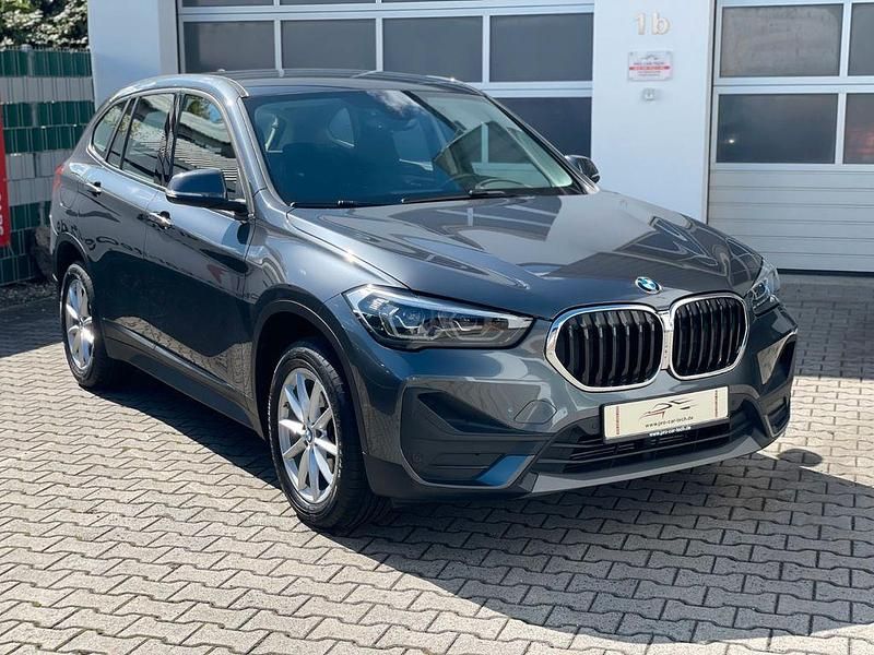 Grau Gebraucht 2020 BMW X1 SUV | 22.990 € (Fairer Preis) - Bild 1/4