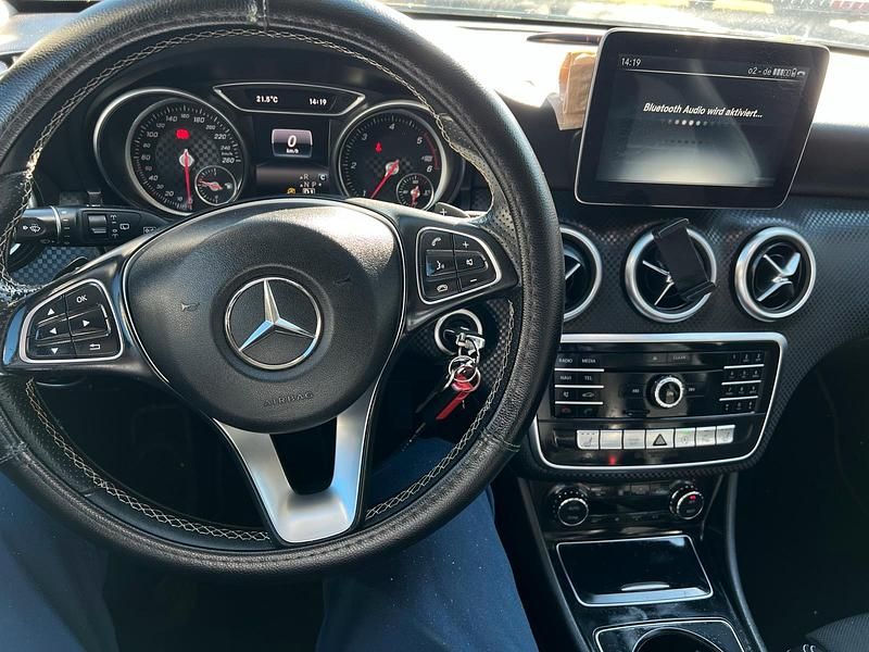 Gebraucht Mercedes A200 136 PS (100 kW) 2016 Schwarz Limousine