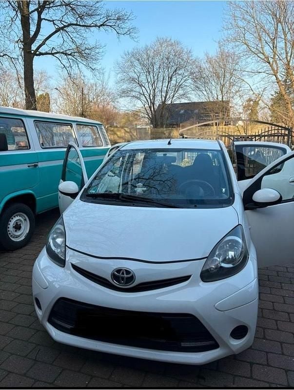 Gebraucht Toyota Aygo 68 PS (50 kW) 2012 Weiß Kleinwagen