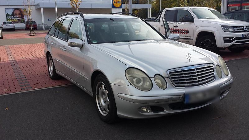 Silber Gebraucht 2004 Mercedes E200 Classic Kombi | 2.200 € (Fairer Preis) - Bild 1/4