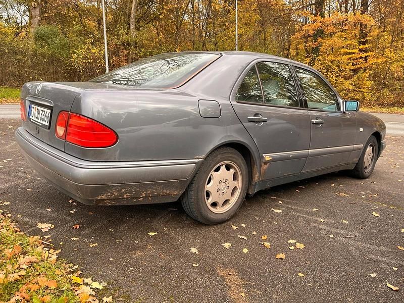 Grau Gebraucht 1995 Mercedes E230 Elegance Limousine | 2.000 € - Bild 1/4