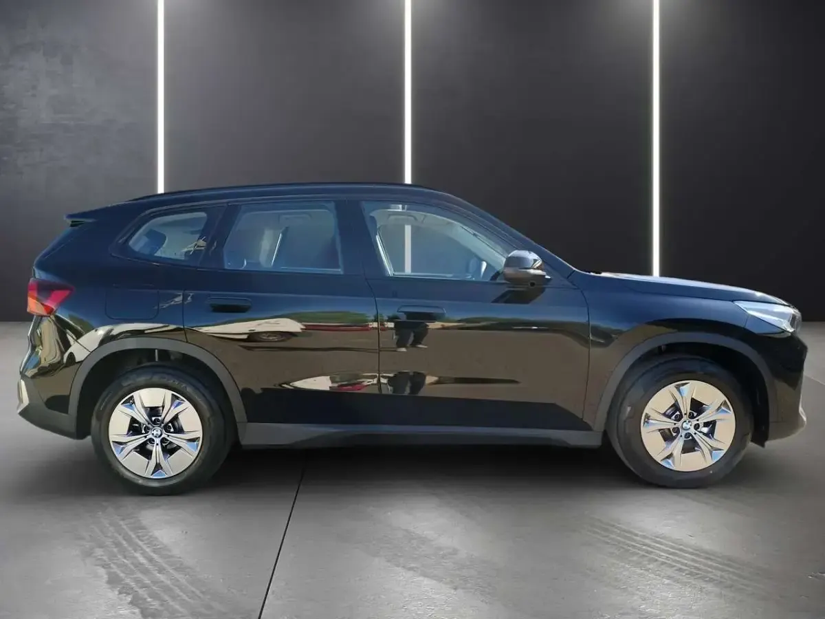 Neu BMW iX1 150 kW (204 PS) 2026 Schwarz uni SUV