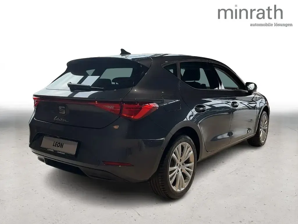 Używany Seat Leon Style 150 KM (110 kW) 2025 Szary Sedan/Limuzyna