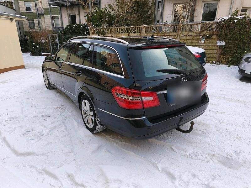 Gebraucht Mercedes E220 Avantgarde 170 PS (125 kW) 2011 Schwarz Kombi