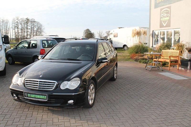 Schwarz Gebraucht 2004 Mercedes C180 Elegance Kombi | 790 € (Superpreis) - Bild 1/4