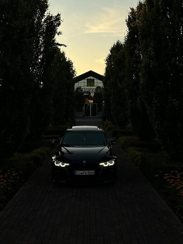 Blau Gebraucht 2012 BMW 328 M Sport Limousine | 21.999 € - Bild 1/4