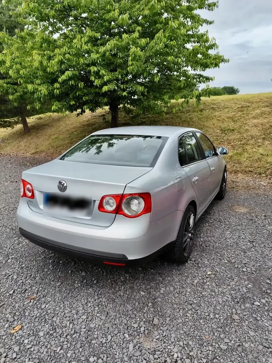 Gebraucht VW Jetta 102 PS (75 kW) 2005 Silber Limousine