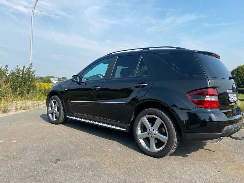Schwarz Gebraucht 2008 Mercedes ML420 Edition SUV | 8.300 € (Fairer Preis) - Bild 1/4