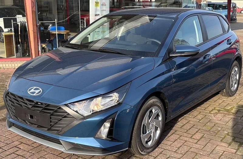 Neu Hyundai i20 79 PS (58 kW) 2025 Blau Limousine