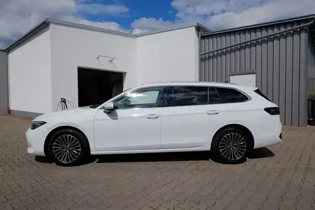 Gebraucht VW Passat Elegance 150 PS (110 kW) 2024 Weiß Kombi